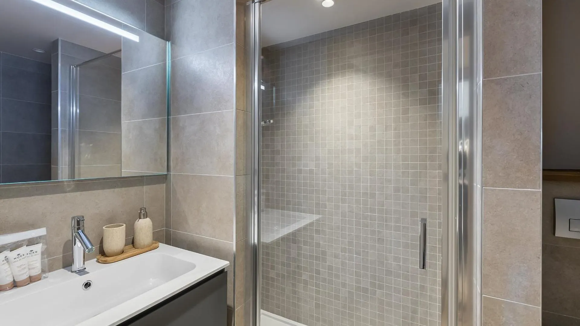 Lägenhet Appartement De Charme Avec Jardin Privatif, Piscine Et Spa A Megeve - Fr-1-569-118